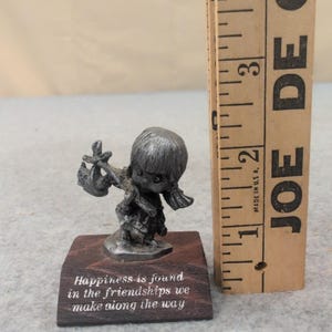 Statuetta vintage del 1980 di Paula's Collectibles in peltro con base in legno e citazione sull'amicizia immagine 2