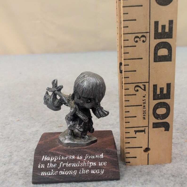 Statuetta vintage del 1980 di Paula's Collectibles in peltro con base in legno e citazione sull'amicizia immagine 2