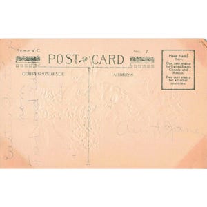 Cartão-postal antigo de Páscoa com relevo de lírios brancos e cruz, Série C, nº 7, azul, em excelente estado de conservação. imagem 2