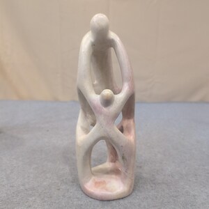 Scultura astratta in pietra saponaria intagliata a mano, Kenya, raffigurante l'unità familiare e un'opera d'arte astratta color crema rosa. immagine 1