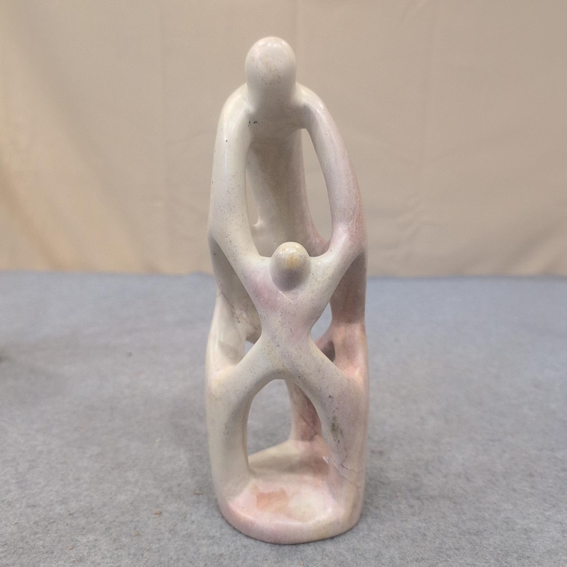 Scultura astratta in pietra saponaria intagliata a mano, Kenya, raffigurante l'unità familiare e un'opera d'arte astratta color crema rosa. immagine 1