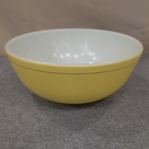 Ciotola vintage in vetro giallo latte, stile moderno di metà secolo, stile retrò, con un difetto importante. immagine 1