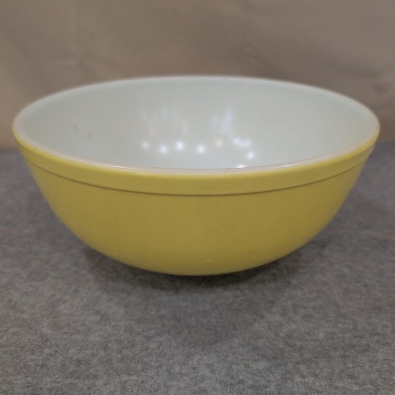 Ciotola vintage in vetro giallo latte, stile moderno di metà secolo, stile retrò, con un difetto importante. immagine 1