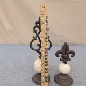 Juego de 2 remates decorativos de hierro fundido y piedra con diseño de flor de lis, color marrón crema. imagen 6