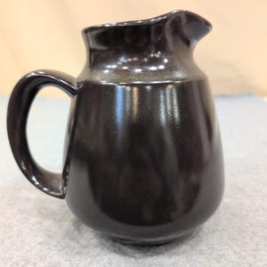 Jarra de cerámica franciscana con esmalte negro satinado, estilo moderno de mediados de siglo. imagen 3