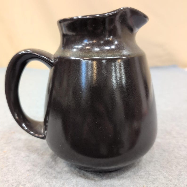 Jarra de cerámica franciscana con esmalte negro satinado, estilo moderno de mediados de siglo. imagen 3