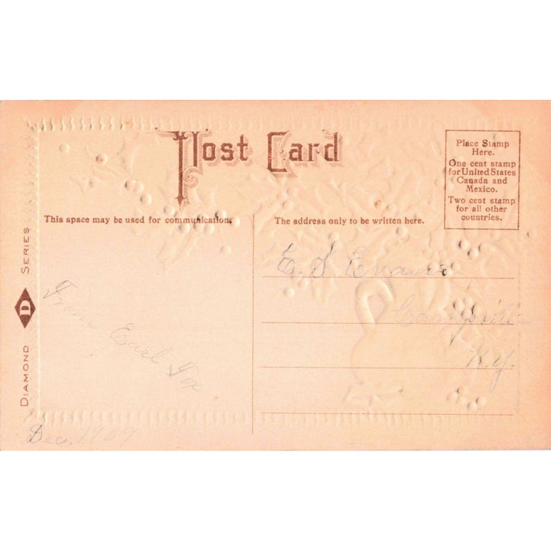 Cartão postal de Natal vintage de 1909, Série Diamante D, com jarro de azevinho em relevo. imagem 2