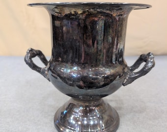 Troféu Vintage Prateado com Resfriador de Vinhos e Alças Duplas Ornamentadas com Pátina