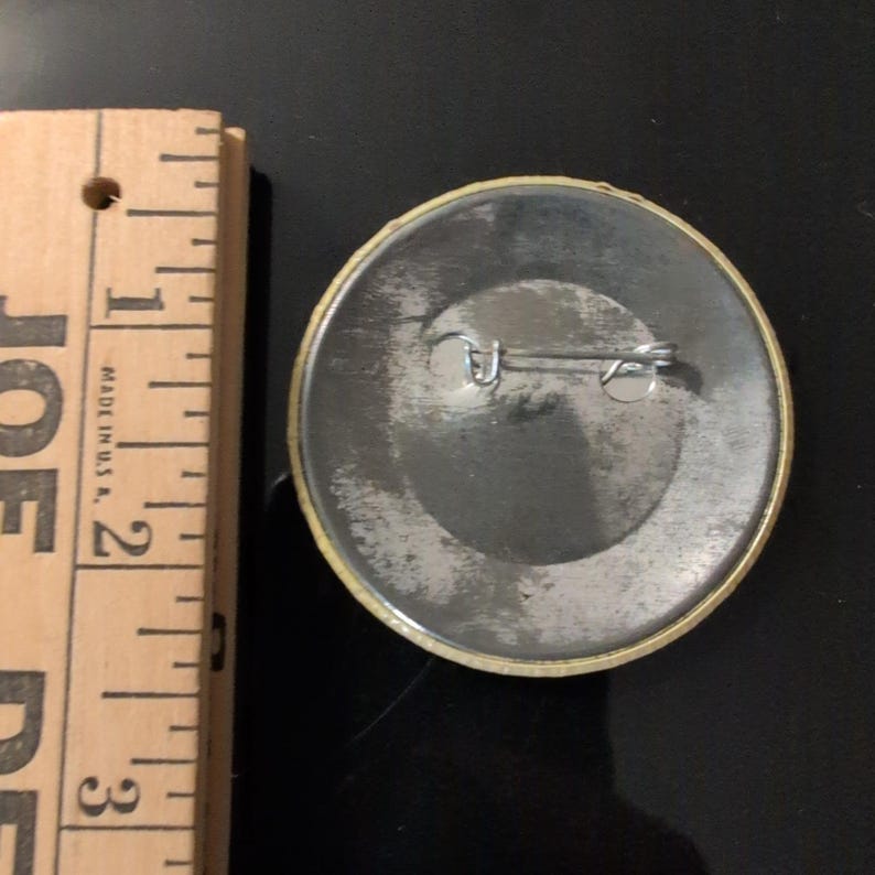 Vintage "Im a Fermata Hold Me" musikalisk ordvits med nålsknapp gult nyhetsmärke bild 2