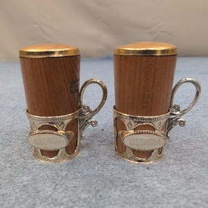 Saleros y pimenteros de madera vintage en tono dorado, juego de recuerdo de Georgia imagen 1