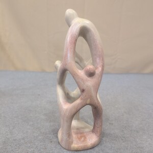 Scultura astratta in pietra saponaria intagliata a mano, Kenya, raffigurante l'unità familiare e un'opera d'arte astratta color crema rosa. immagine 2