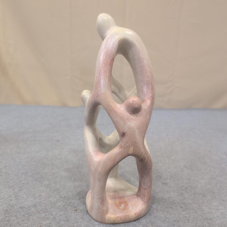 Scultura astratta in pietra saponaria intagliata a mano, Kenya, raffigurante l'unità familiare e un'opera d'arte astratta color crema rosa. immagine 2