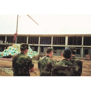 Lotto di 4 foto vintage del 1999 raffiguranti la caserma in costruzione nella base NATO in Kosovo. immagine 1