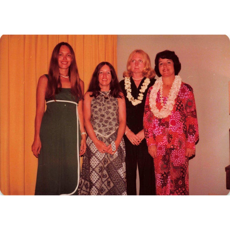 Lotto di 3 foto vintage degli anni '70 provenienti da un porto turistico delle Hawaii e da una tenuta dell'aeronautica militare statunitense. immagine 3