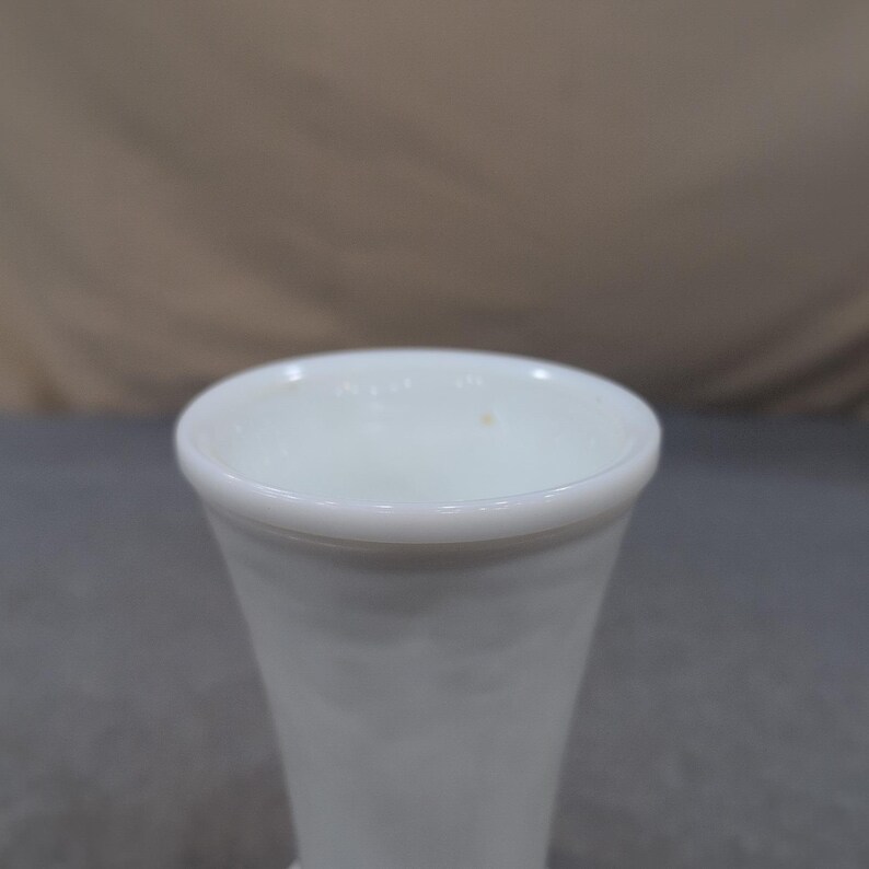 Vaso in vetro bianco latte Randall con motivo a grano testurizzato, decorazione per la casa vintage immagine 3