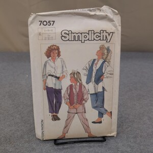 Patrón de costura Simplicity 7057 para camisa, chaleco y pantalón para niñas, tallas 8, 10 y 12, sin cortar, 1985 imagen 1