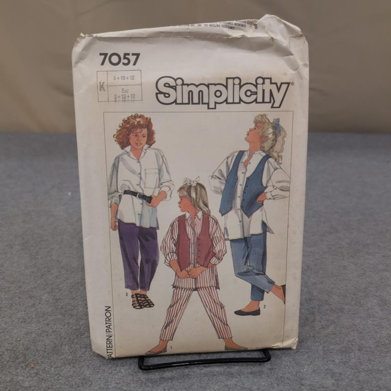 Patrón de costura Simplicity 7057 para camisa, chaleco y pantalón para niñas, tallas 8, 10 y 12, sin cortar, 1985 imagen 1
