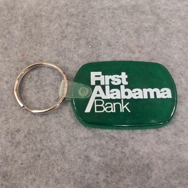 Portachiavi vintage della First Alabama Bank in resina verde traslucida, stile retrò bancario. immagine 1
