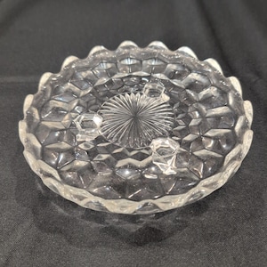 Vintage onderzetter van helder geperst glas met honingraatmotief, geschulpte rand en zonnestralenmotief in het midden. afbeelding 1