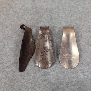 Conjunto de 3 Calçadeiras de Metal Vintage Nunn Bush, em Aço Antigo, nas Cores Marrom e Prateado. imagem 1