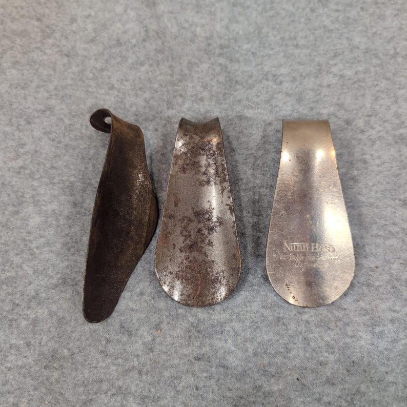 Conjunto de 3 Calçadeiras de Metal Vintage Nunn Bush, em Aço Antigo, nas Cores Marrom e Prateado. imagem 1