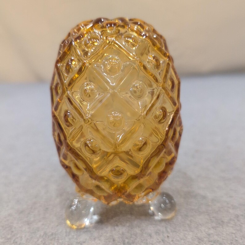 Presse-papier décoratif à trois pieds Fenton ambre, ananas, oeuf en verre MCM image 1