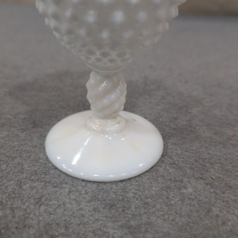 Fenton Milchglas Hobnail Ruffled Vase Spiral Twist Stem Weiß Mid Century Bild 6