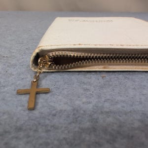 World Publishing KJV New Testament Red Letter Edition Zippered White Cross Case image 3