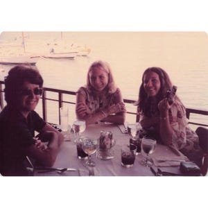 Lotto di 3 foto vintage degli anni '70 provenienti da un porto turistico delle Hawaii e da una tenuta dell'aeronautica militare statunitense. immagine 1