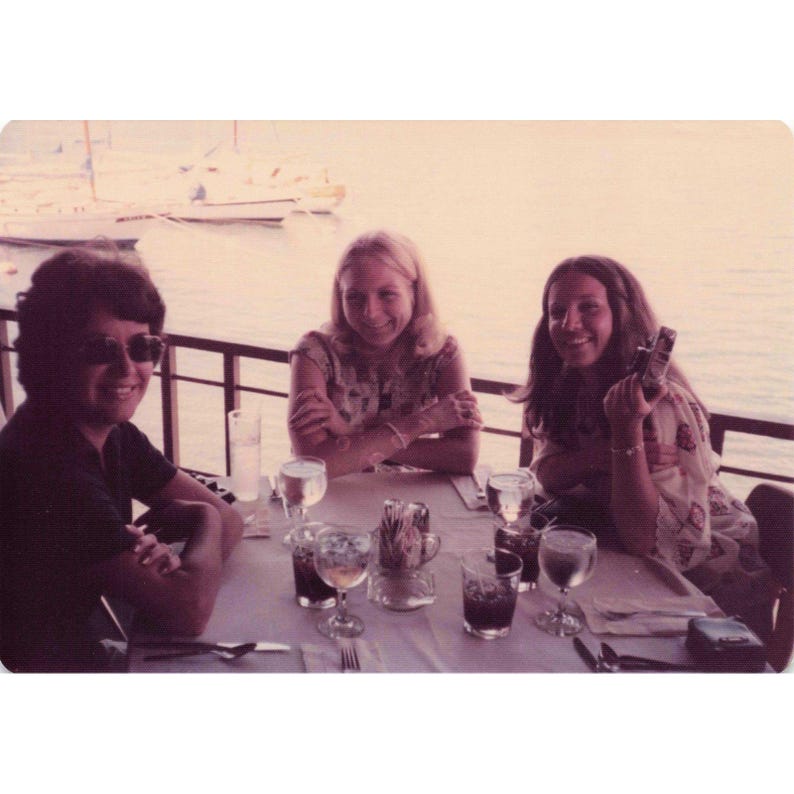 Lotto di 3 foto vintage degli anni '70 provenienti da un porto turistico delle Hawaii e da una tenuta dell'aeronautica militare statunitense. immagine 1
