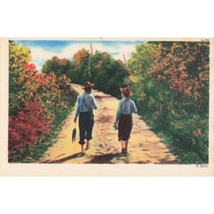 Vintage linnen ansichtkaart: jongens die vissen op een landelijk zandpad, kleurenfoto L-126 K2616 afbeelding 1