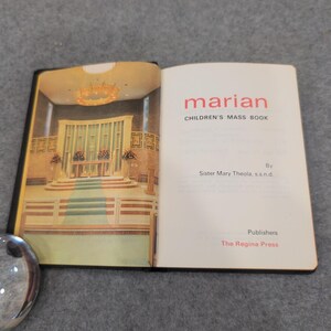 Marian Childrens Mass Book Regina Press Sister Mary Theola Black Hardcover 1974 afbeelding 5