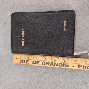 La Sacra Bibbia KJV della World Publishing Company, con lettere rosse e pronuncia automatica, in nero. immagine 4