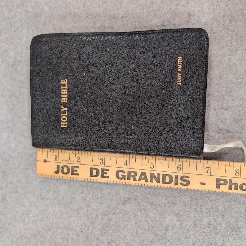 La Sacra Bibbia KJV della World Publishing Company, con lettere rosse e pronuncia automatica, in nero. immagine 4