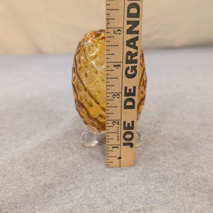 Presse-papier décoratif à trois pieds Fenton ambre, ananas, oeuf en verre MCM image 7
