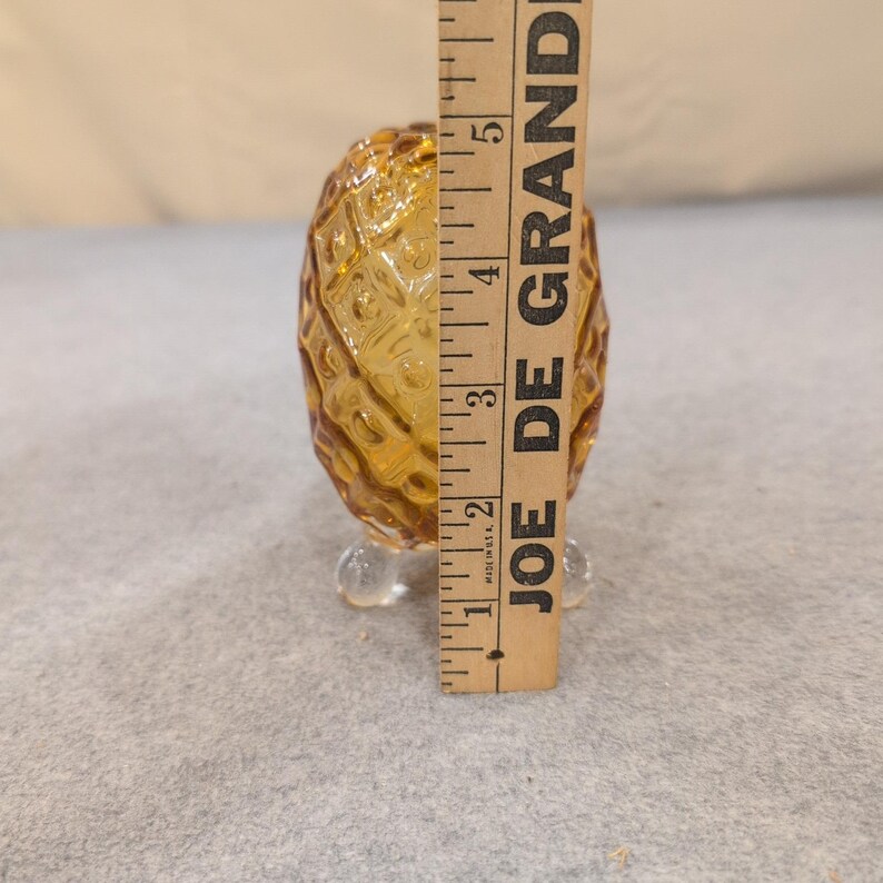 Presse-papier décoratif à trois pieds Fenton ambre, ananas, oeuf en verre MCM image 7