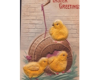 Cartão-postal antigo de Páscoa com pintinhos amarelos em relevo e cesta, fabricado na Alemanha.