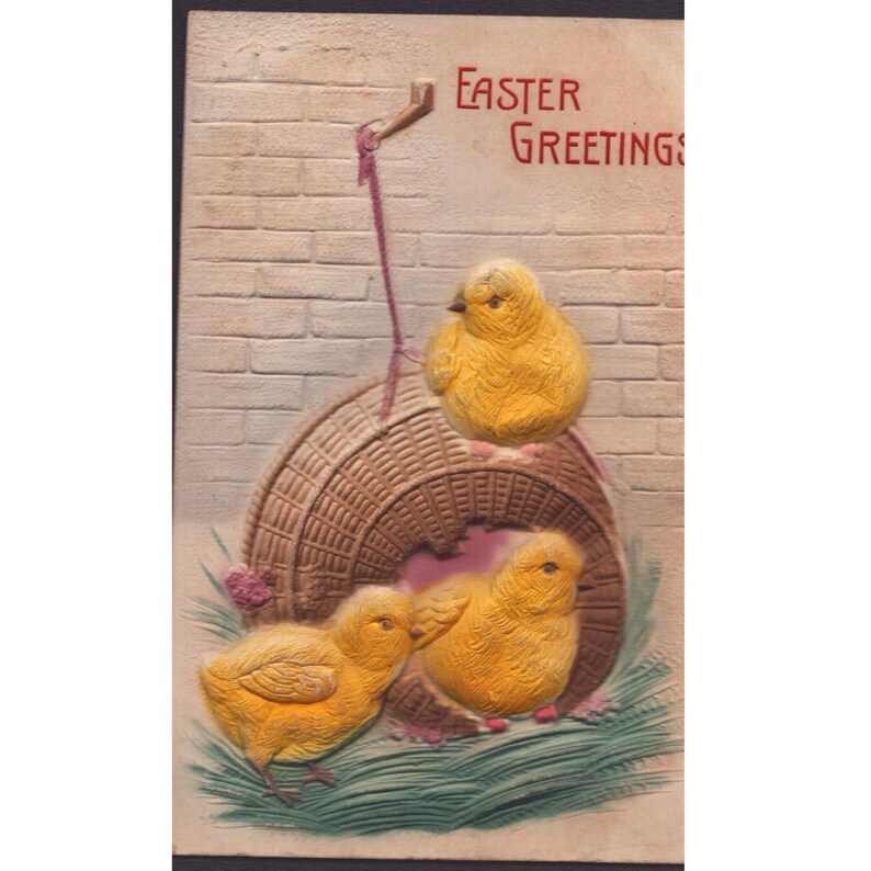 Carte postale ancienne de Pâques, panier de poussins jaunes en relief, fabriquée en Allemagne image 1