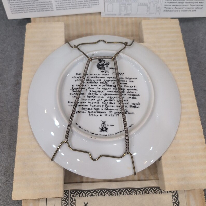 Prato de porcelana colecionável com os personagens Ruslan e Ludmilla, lendas russas, Palekh, URSS, 1988. imagem 8