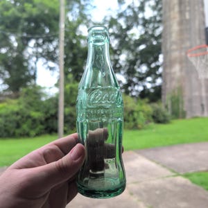 Garrafa de vidro verde vintage da Coca-Cola de Lafayette, Geórgia, 1962, modelo Hobbleskirt, 194 ml (6,5 oz). imagem 1