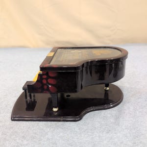 Caixa de bugigangas em formato de piano de cauda musical Kings Black com tampa articulada que toca música - LEIA: Dusty imagem 4
