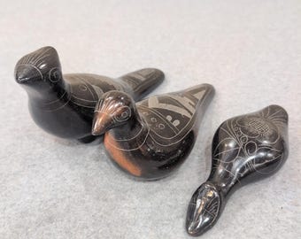 Ensemble de 3 figurines d'oiseaux Barro Negro mexicains vintage en argile noire gravée, Mexique