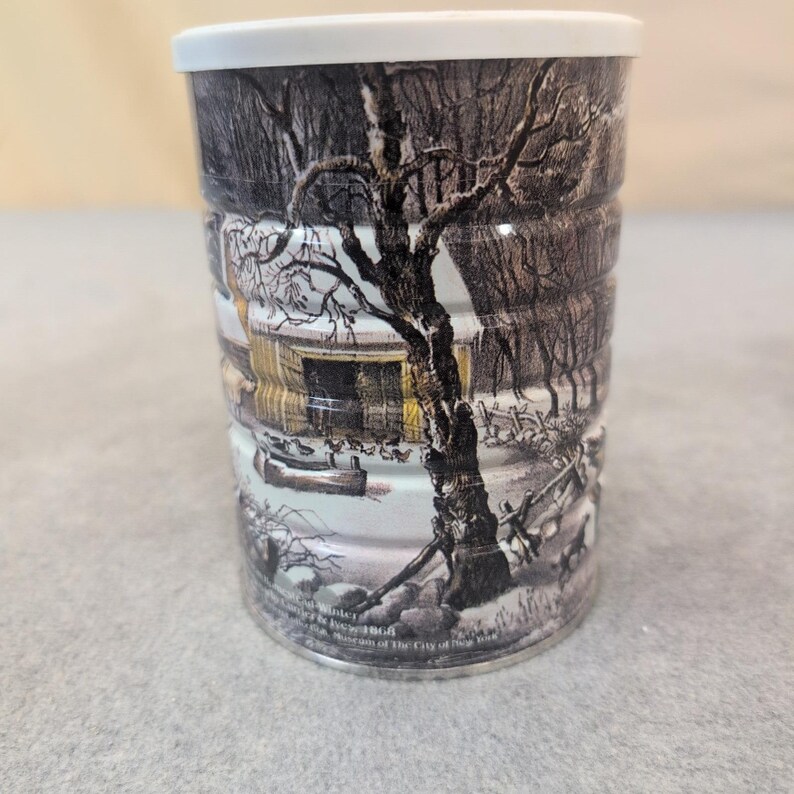 Contenitore in latta vintage in metallo Currier & Ives American Homestead Winter con coperchio immagine 3
