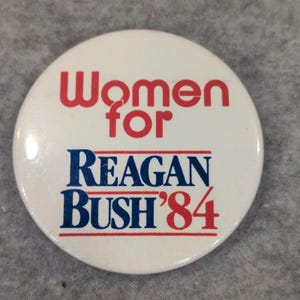 Vintage Women for Reagan Bush 84 Political Campaign Pinback Button 1984 GOP image 1