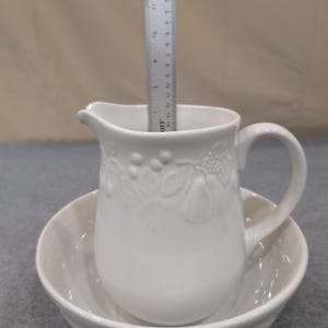 Gibson Housewares witte kan en kom met fruitontwerp in reliëf afbeelding 3