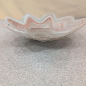 Centro de mesa de vidrio artístico soplado a mano con borde ondulado, diseño en espiral blanco y malva imagen 2