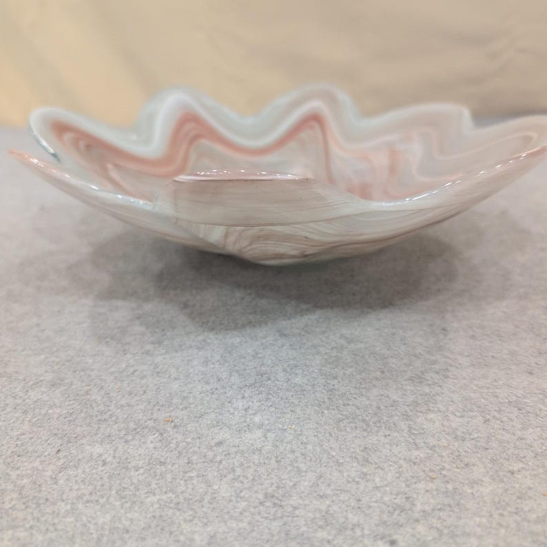 Centro de mesa de vidrio artístico soplado a mano con borde ondulado, diseño en espiral blanco y malva imagen 2