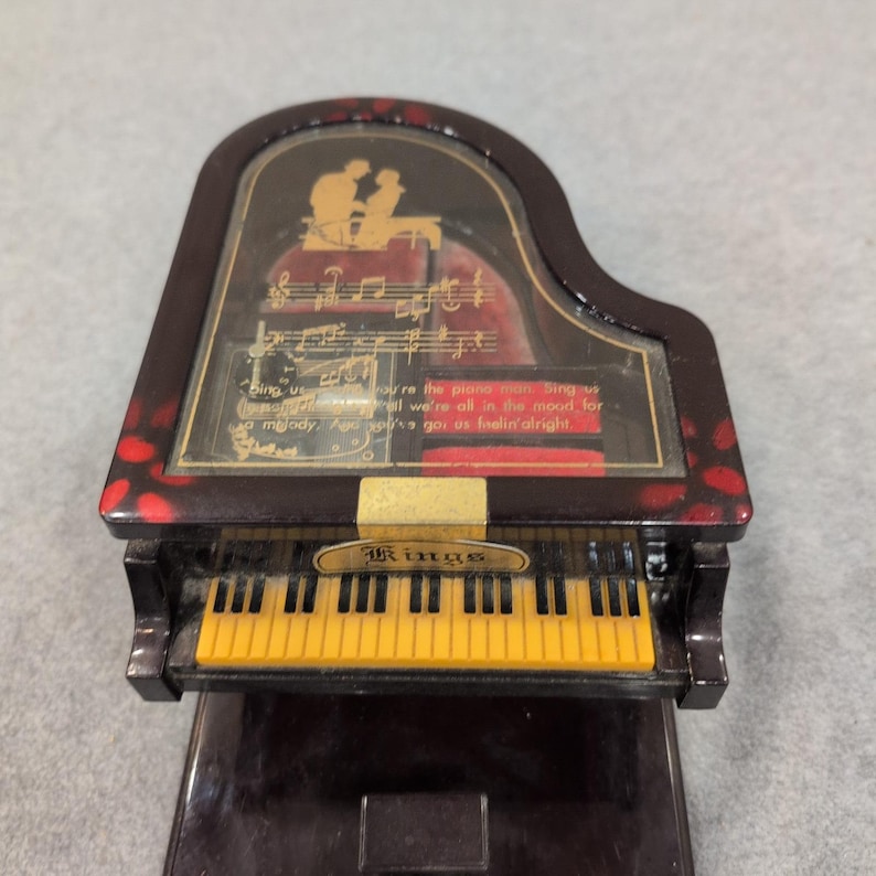 Caixa de bugigangas em formato de piano de cauda musical Kings Black com tampa articulada que toca música - LEIA: Dusty imagem 3