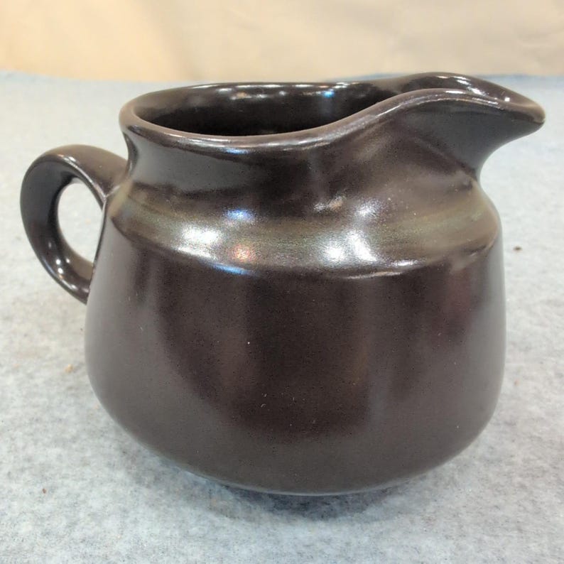 Jarra de crema de cerámica Franciscan Interpace, color marrón oscuro, estilo moderno de mediados de siglo. imagen 1