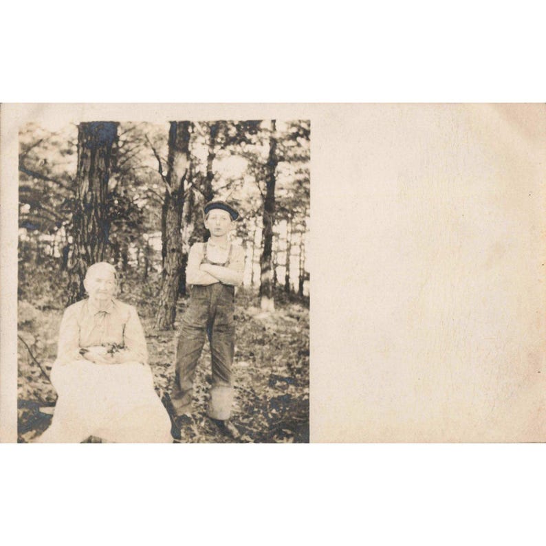 Carte postale ancienne RPPC (photo authentique) : femme âgée, garçon en salopette, forêt (CYKO) image 1